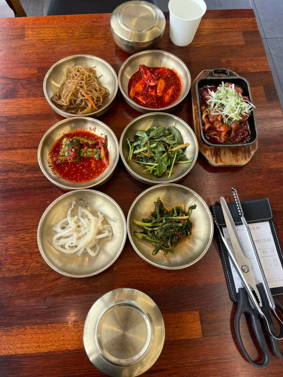 상에 깔린 밑반찬 구성