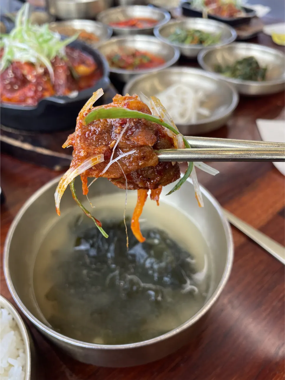 달짝지근한 양념의 제육볶음 접시