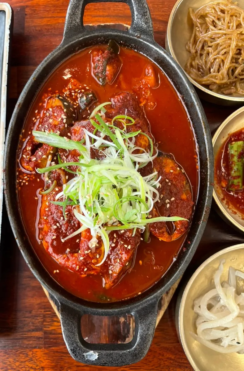 갈치와 고등어조림이 함께 놓인 상
