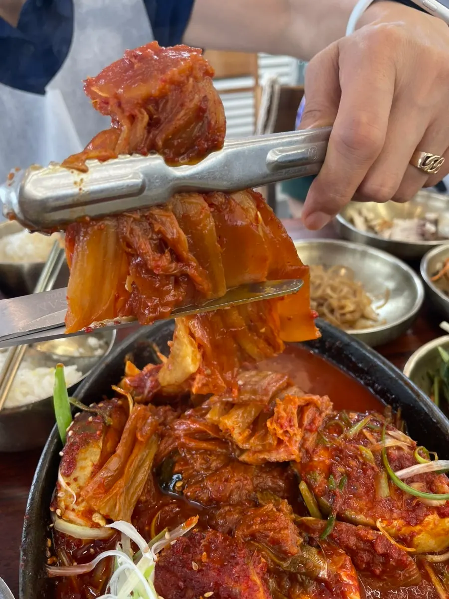 묵은지와 무가 깔린 고등어조림