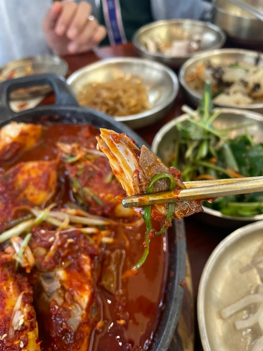 무와 김치를 올린 고등어조림 한 점