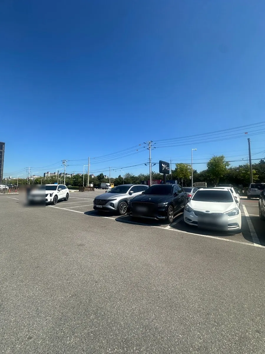 Entrance of Godeungeo Myeongpumi Doeda Suwon Branch with the large parking lot in front