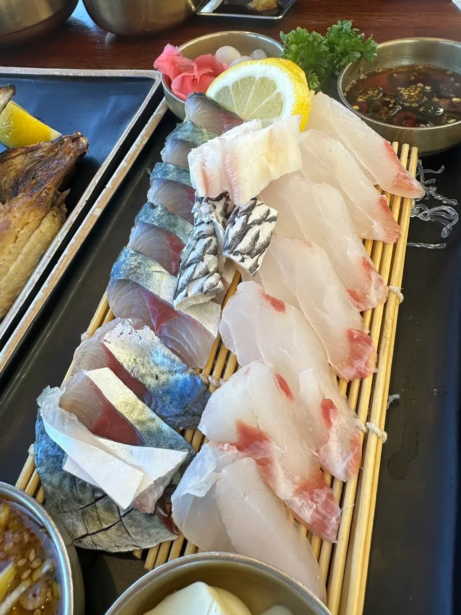 Mackerel and croaker sashimi included in the premium set