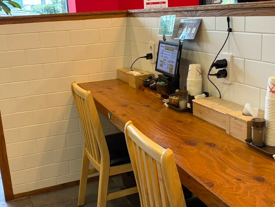 Four-person sofa table seating