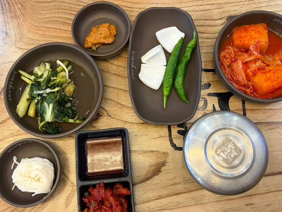 Spicy sundae soup served in an earthenware pot
