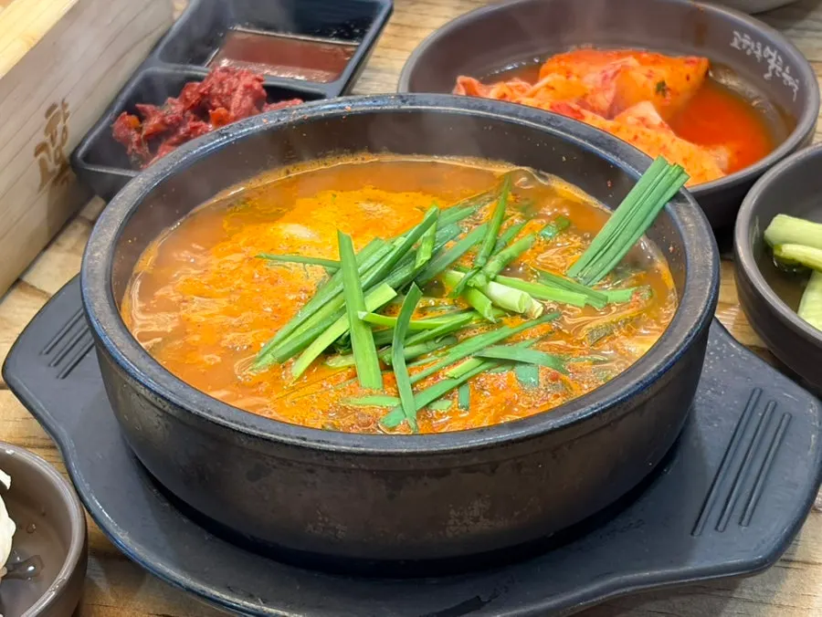 Spicy sundae soup with red broth