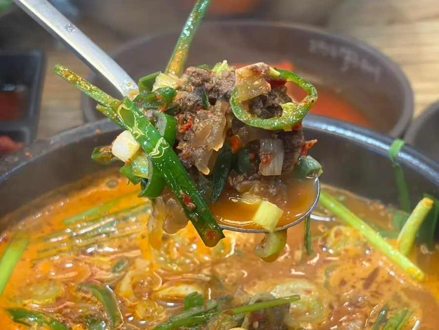Spicy sundae soup topped with chives