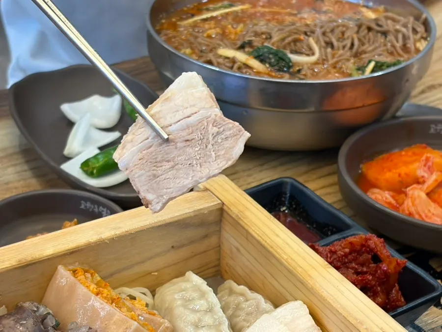 Boiled pork bossam and sundae in the hinoki assortment