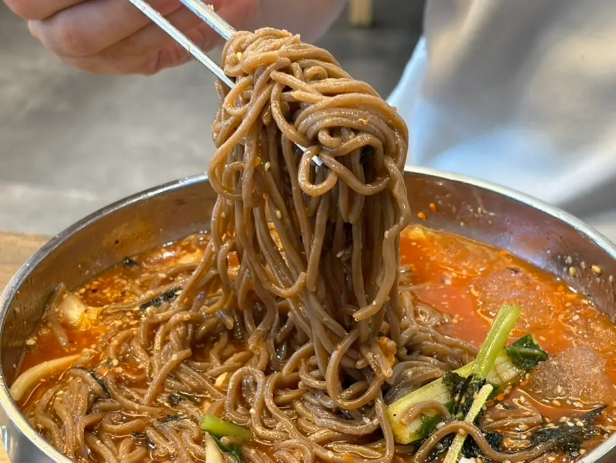 Makguksu with tangy seasoning