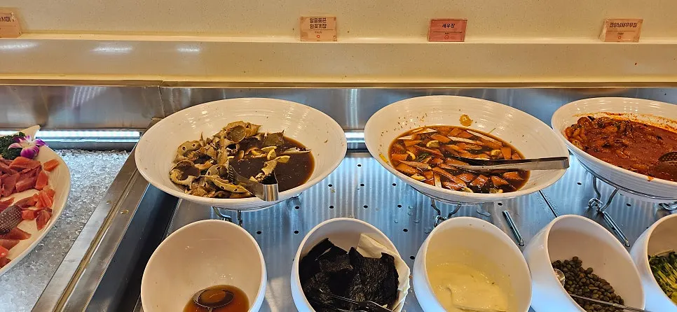 有鮟鱇鱼肝寿司的生鱼片寿司区