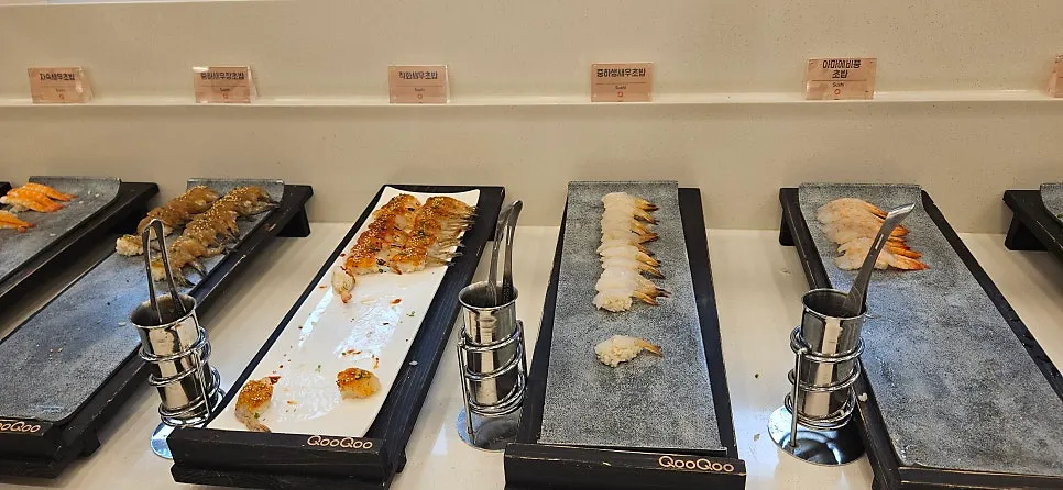 有鮟鱇鱼肝寿司的生鱼片寿司区