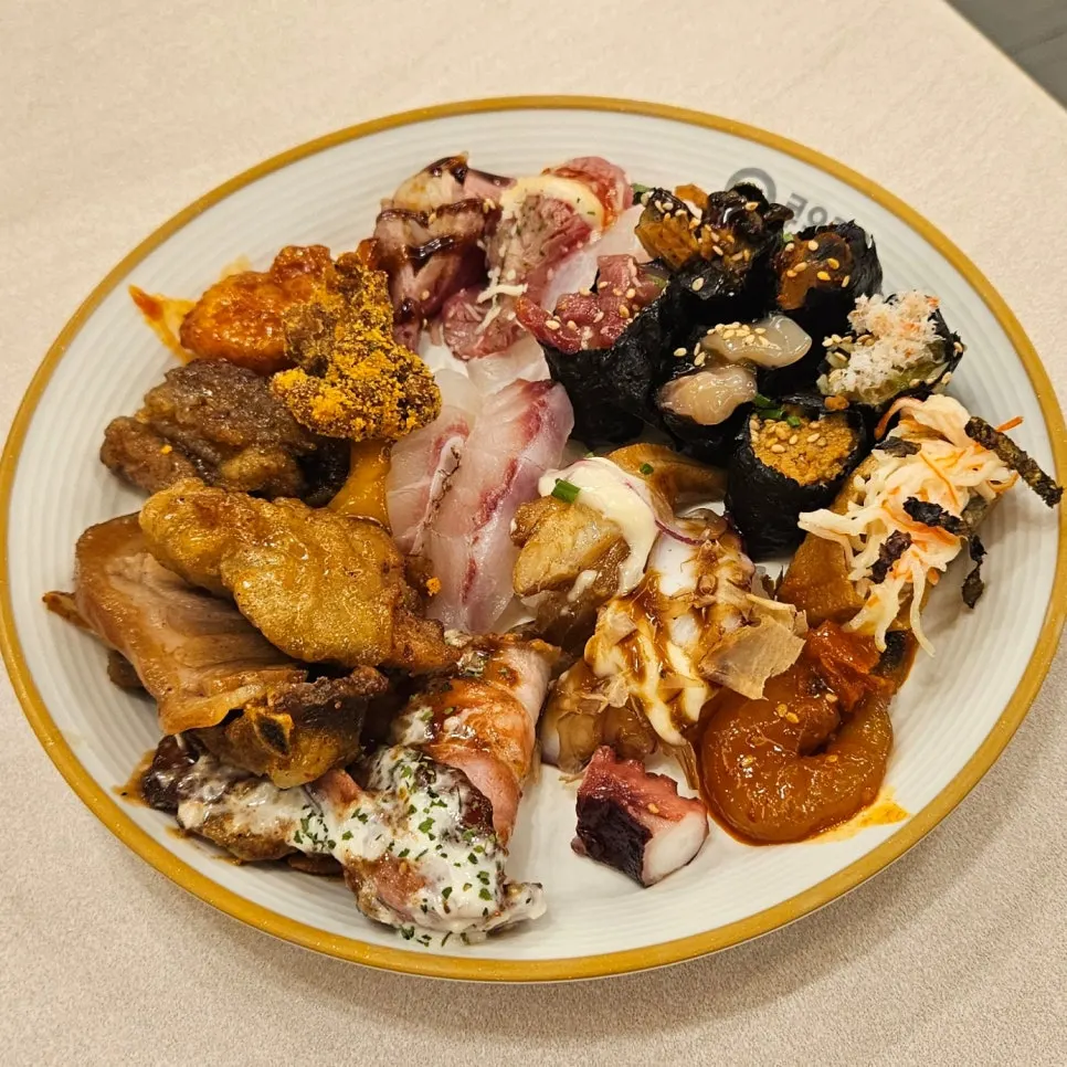 装有寿司、生鱼片与肉类的老公第一盘