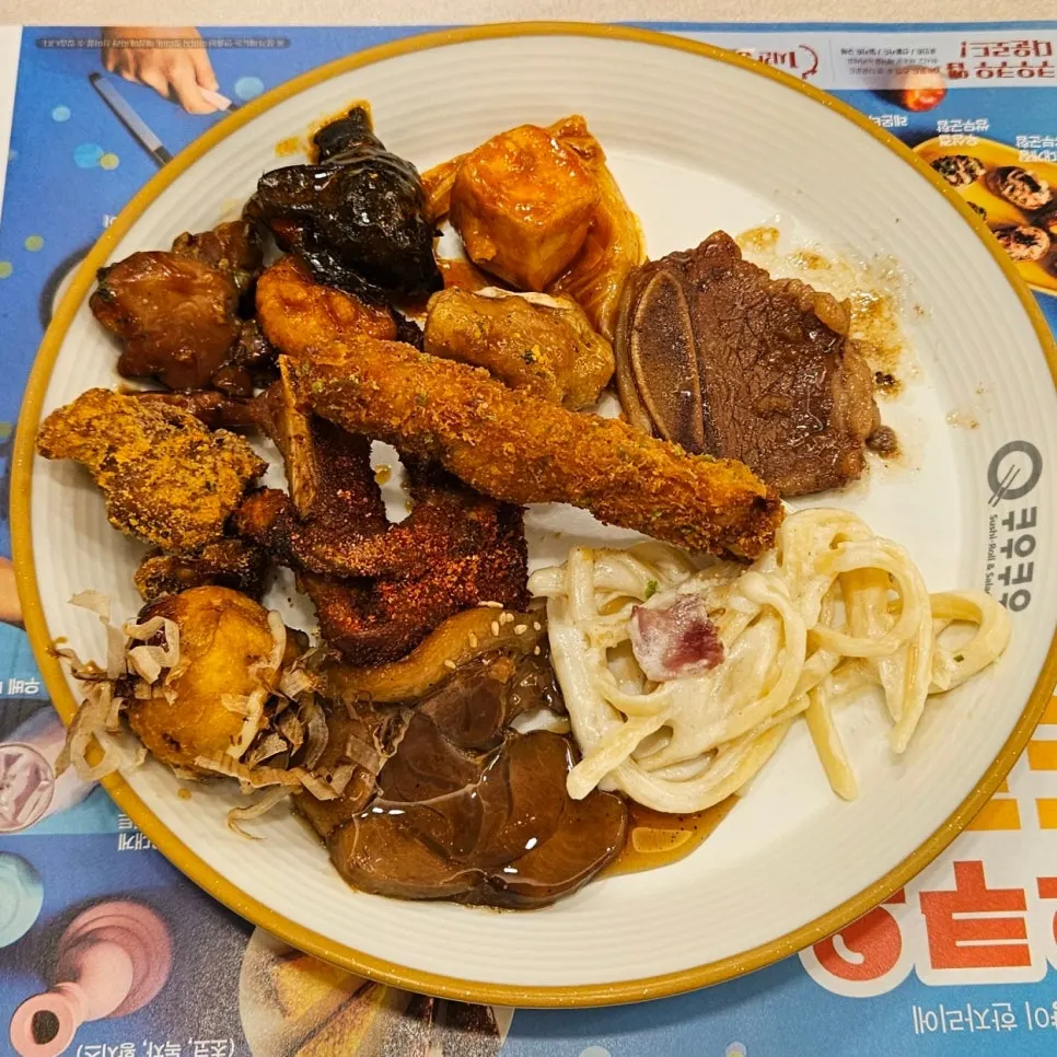 装有寿司、肉与炸物的老公第二盘