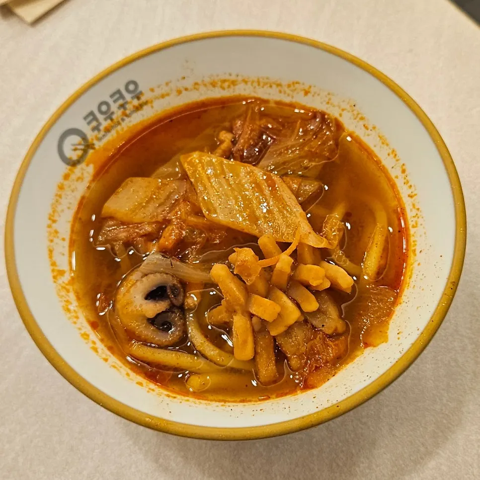 装有章鱼烧的自助餐盘