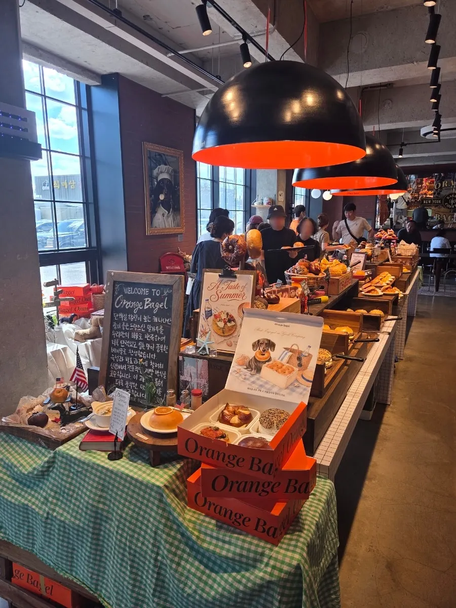 Display case with a variety of bagels