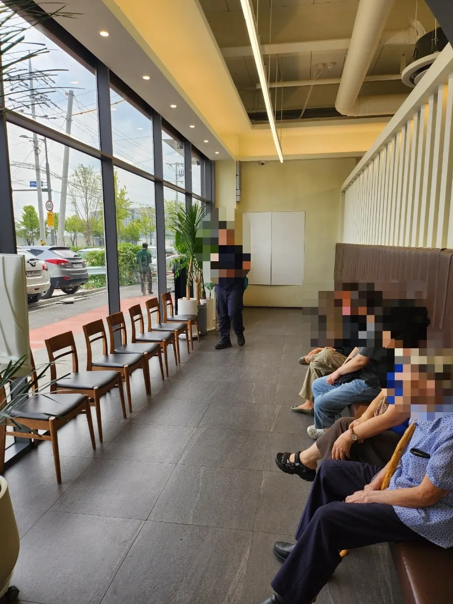 Spacious waiting room with many seats