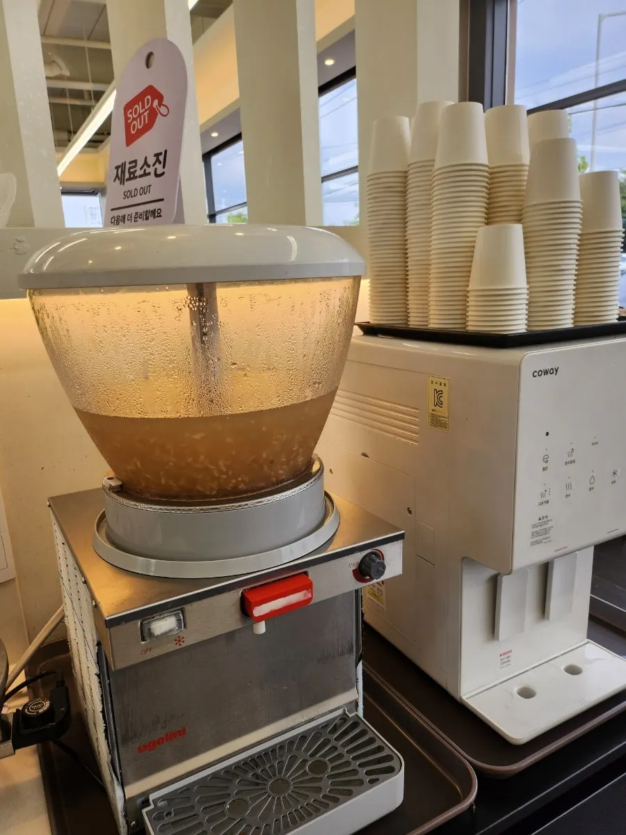 Muk (acorn jelly) at the self-serve corner