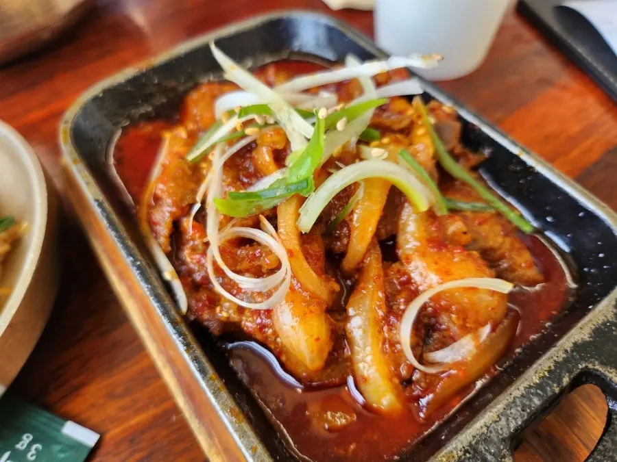 Gochujang bulgogi served alongside