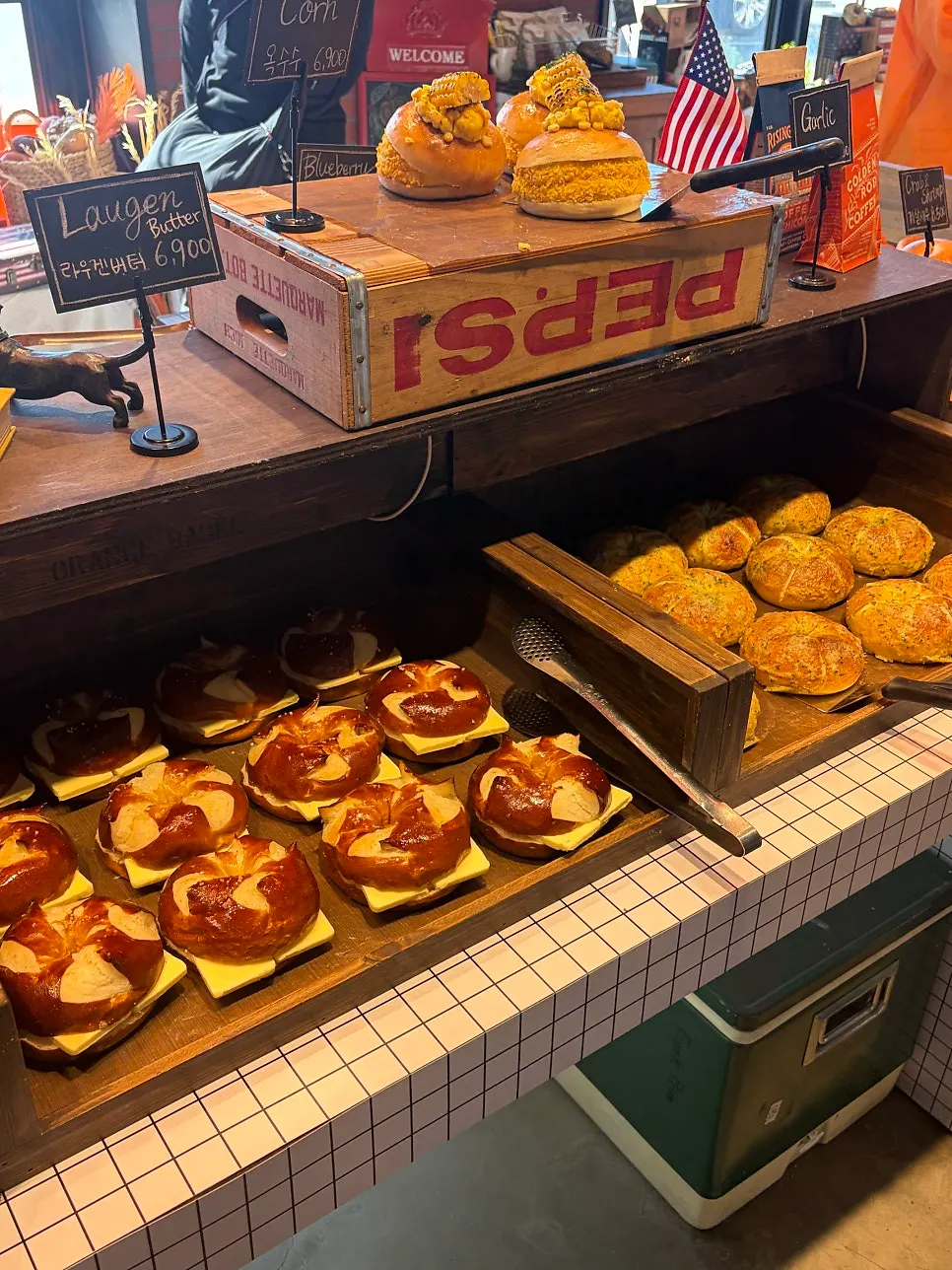 Seating and interior design at Orange Bagel