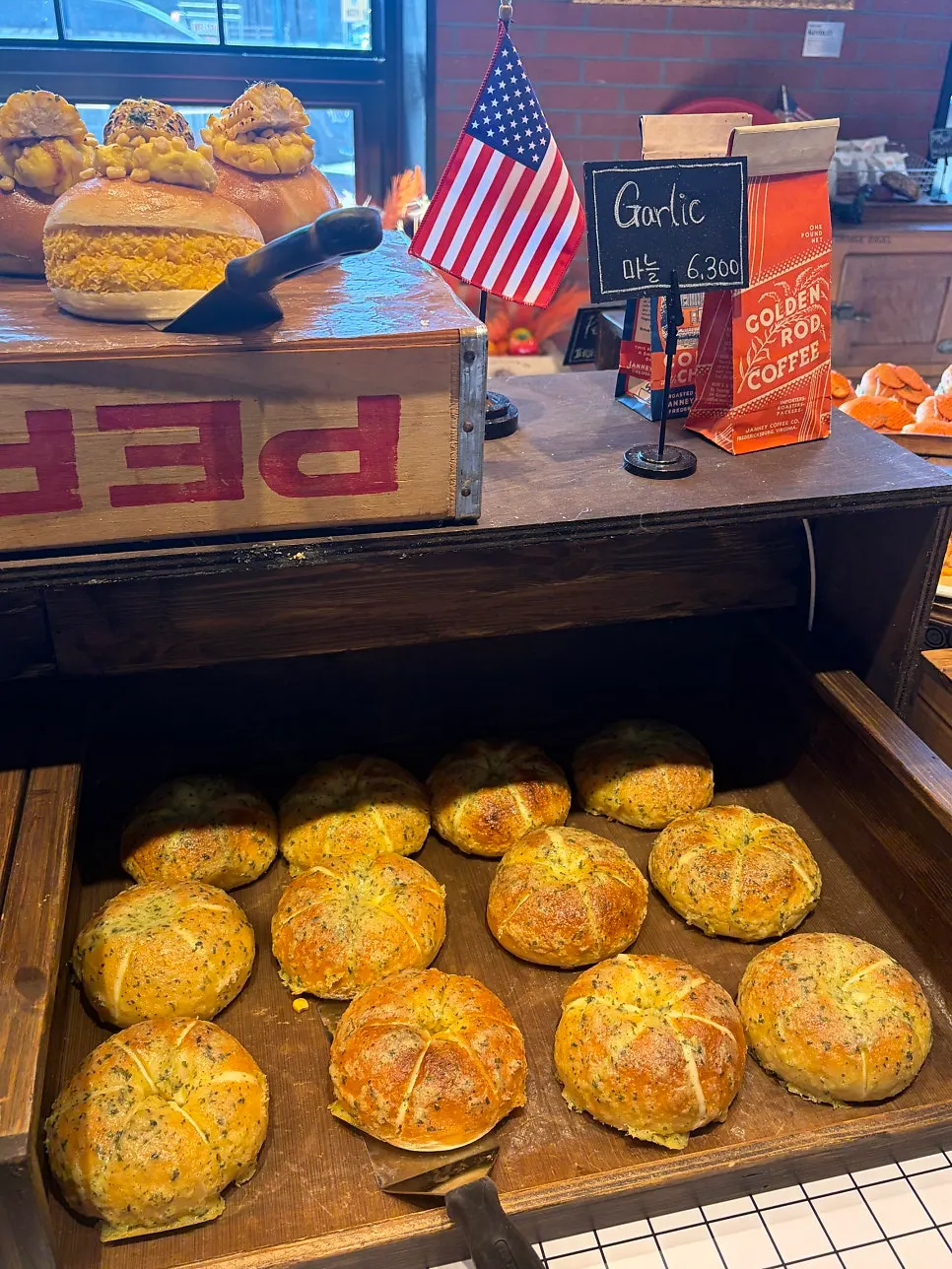 Interior atmosphere at Orange Bagel