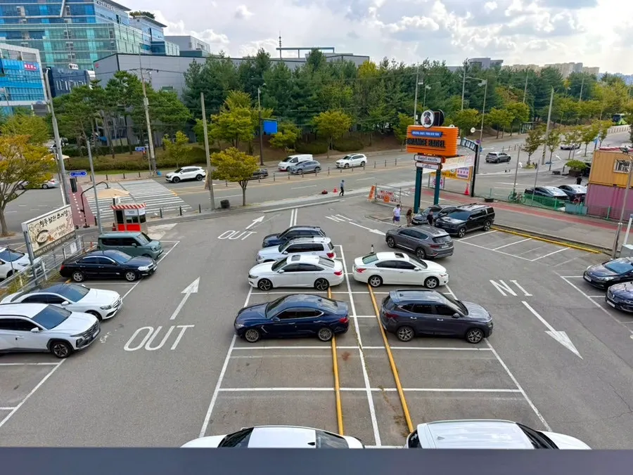 Orange Bagel's spacious private parking lot