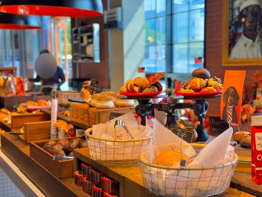 The overall atmosphere of Orange Bagel