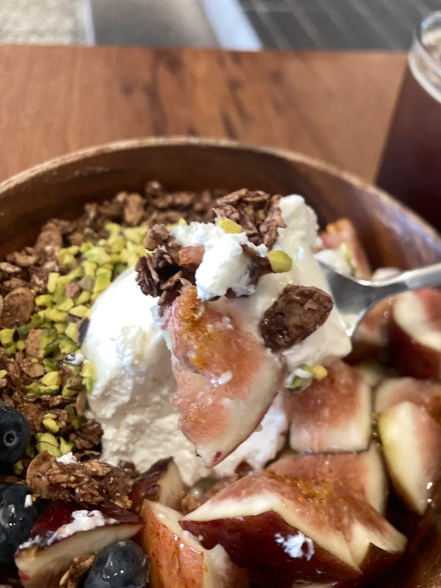 Yogurt bowl with figs and cacao granola