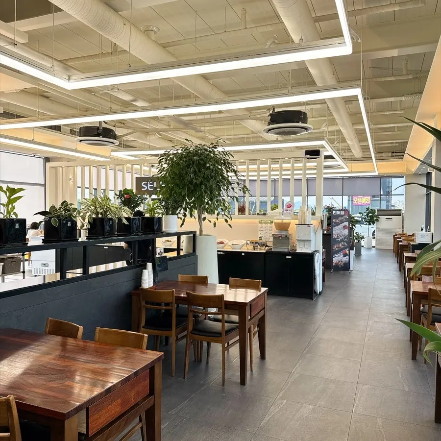 宽敞干净的店内桌位