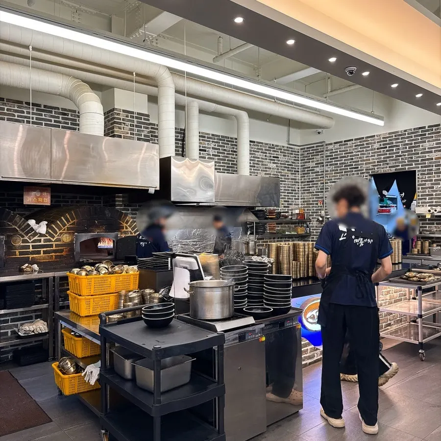 店门口炭火烤鱼的场景