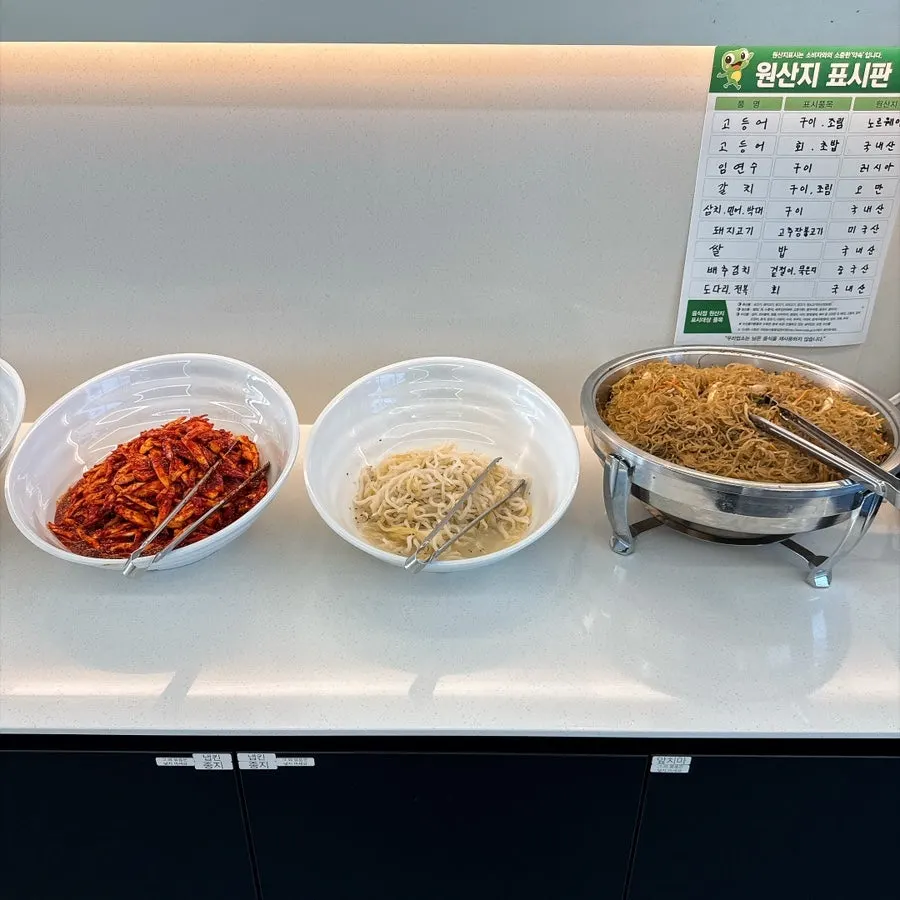 店铺中央设置的宽敞自助小菜台