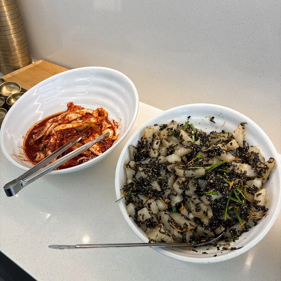 自助小菜台上摆放的各种小菜