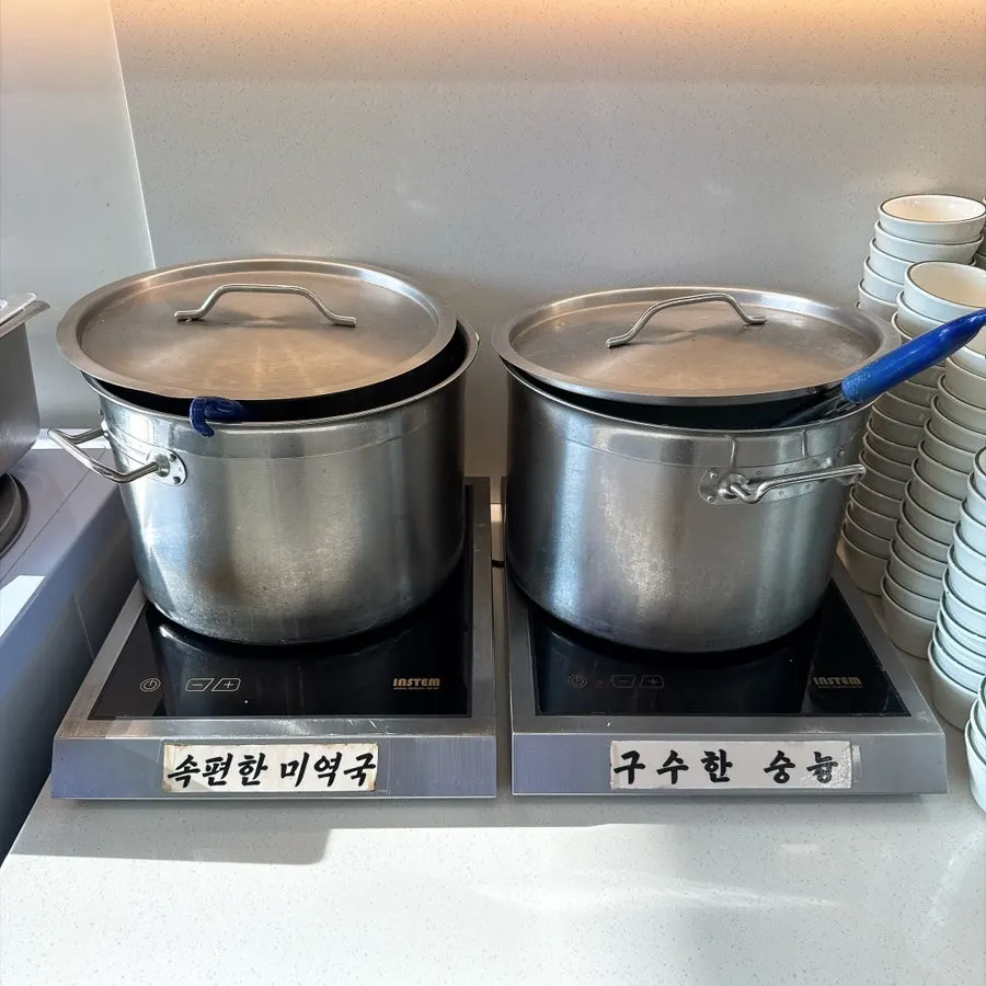 自助小菜台的海带汤和锅巴水区域