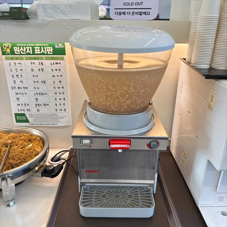 自助小菜台的甜米露和小菜陈列
