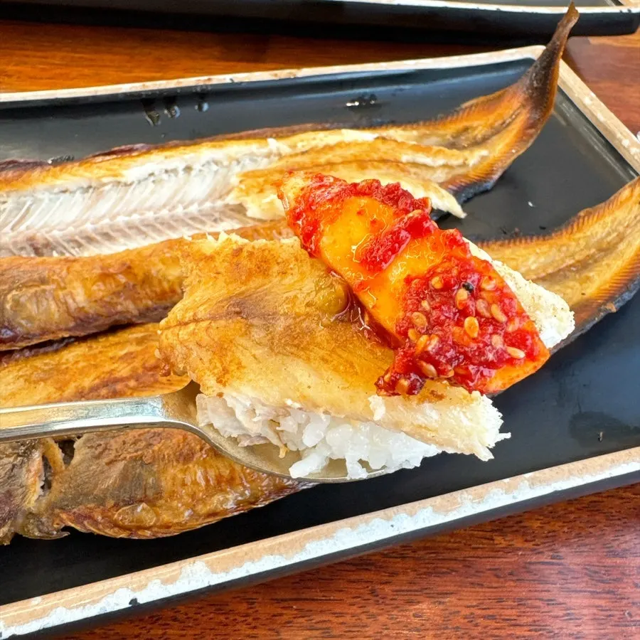 放在米饭上的一片博带鱼肉