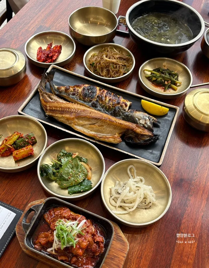 Display of the self-serve banchan bar