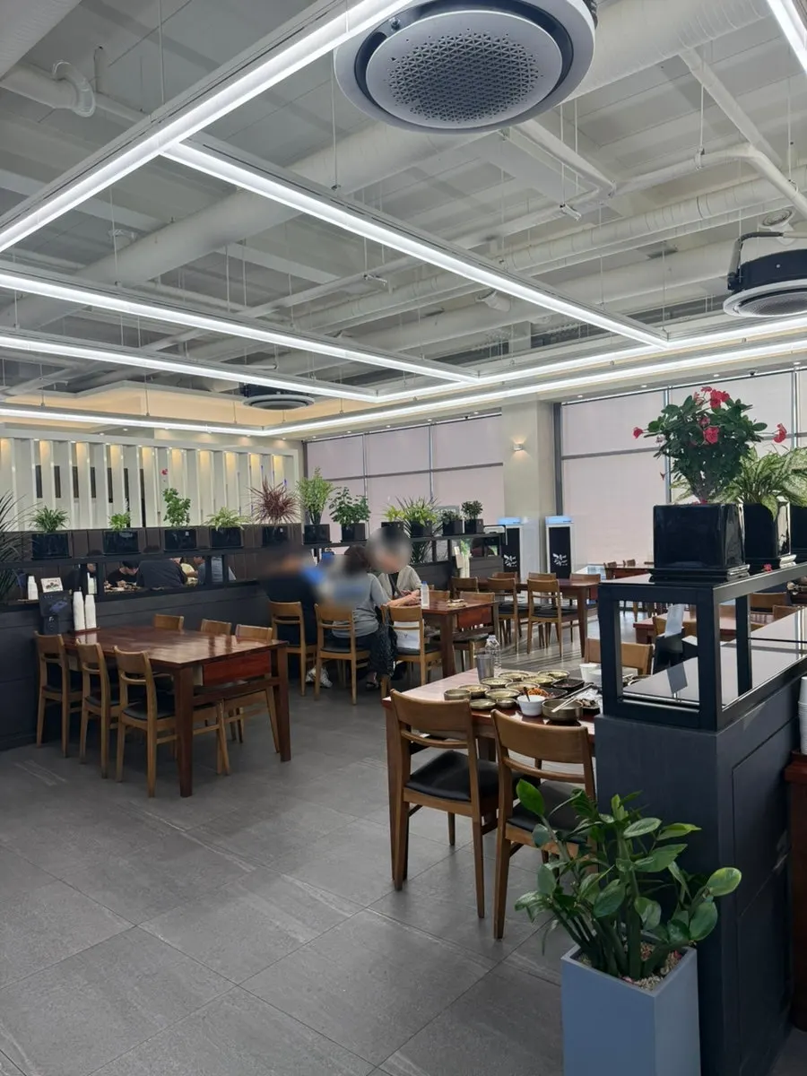 Wide seating area good for family gatherings