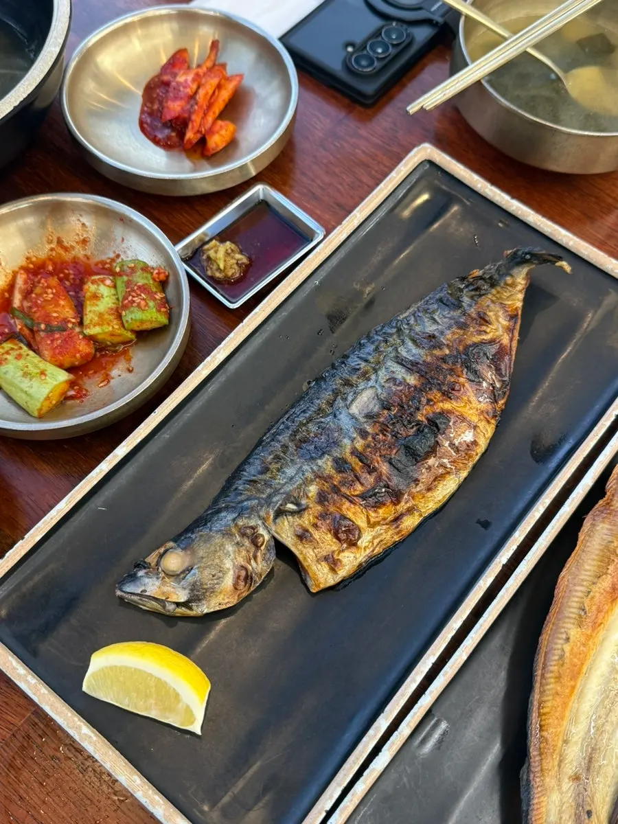 Grilled fish with lemon juice squeezed over it