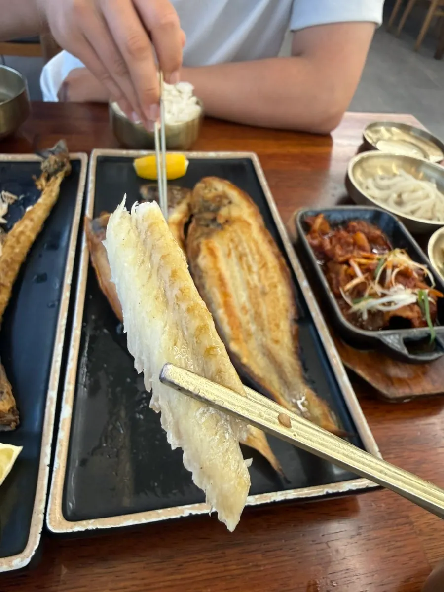 Grilled mackerel eaten together with rice