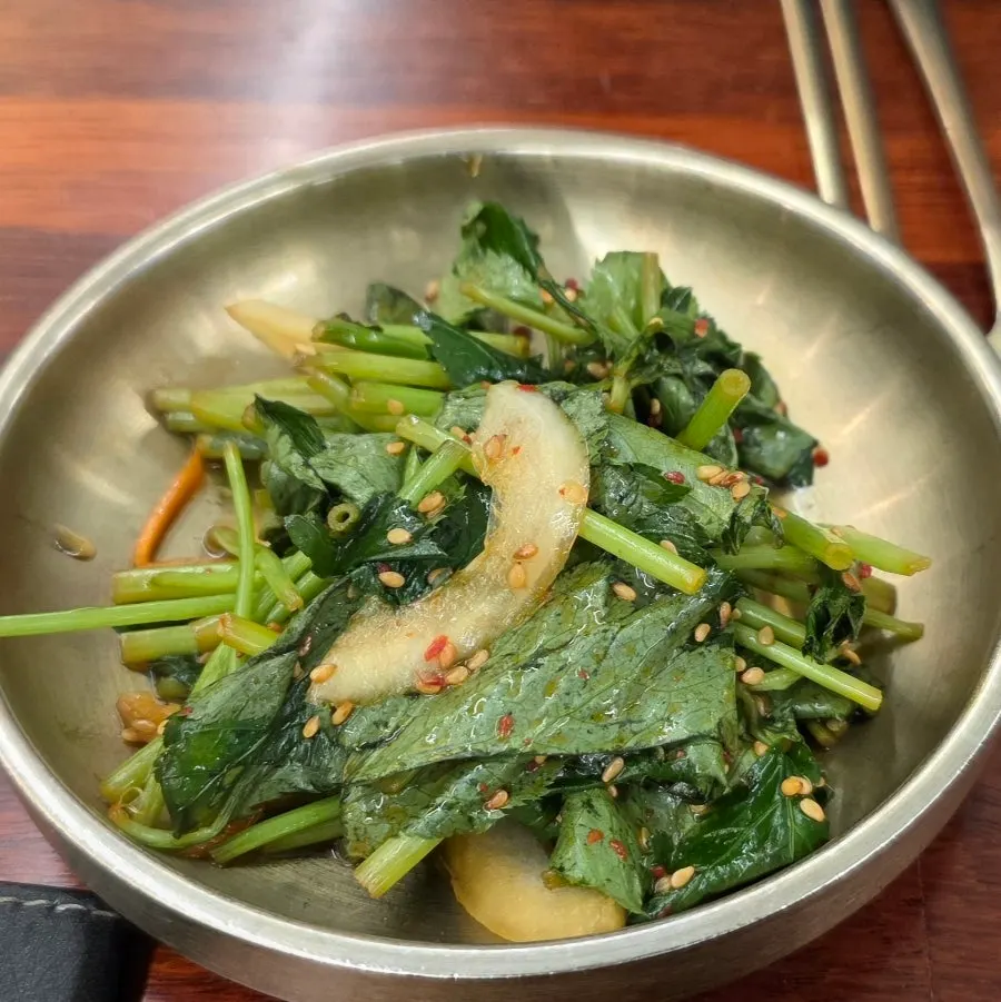 기본으로 나온 밑반찬 접시