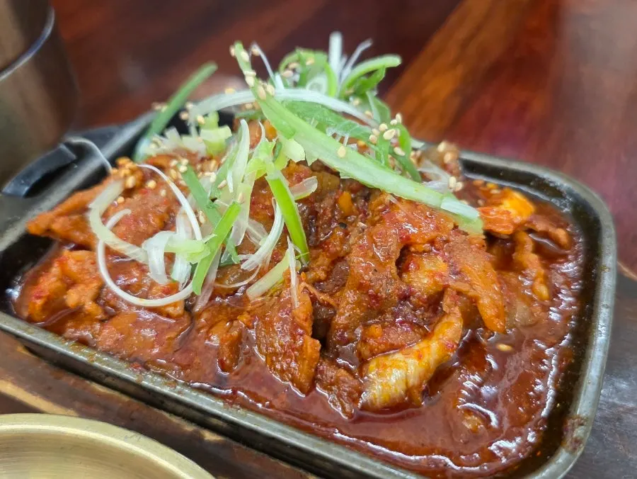 밑반찬이 차려진 테이블 전경