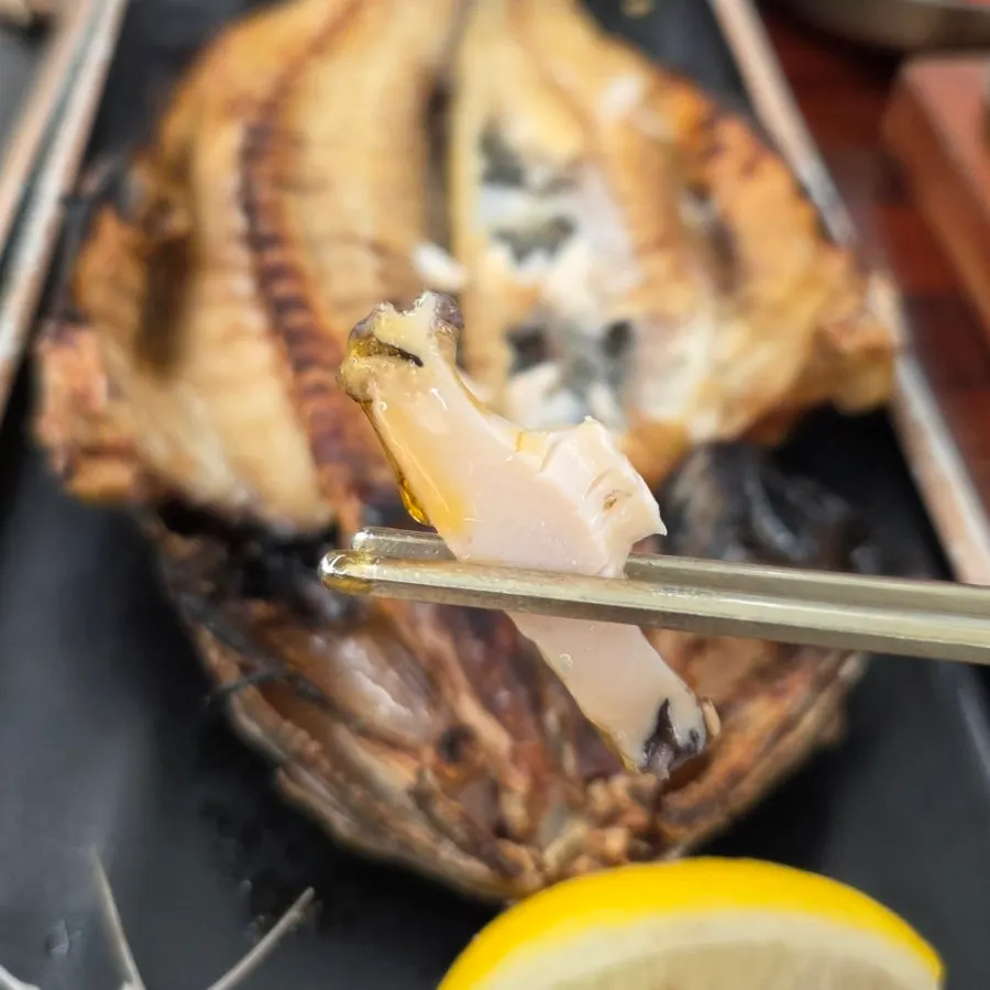 전복 회와 함께 차려진 식사