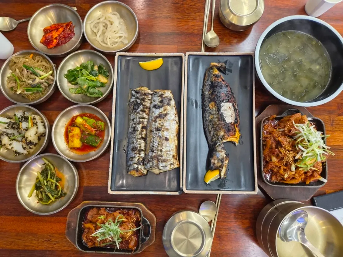 Table set with grilled Spanish mackerel and grilled mackerel