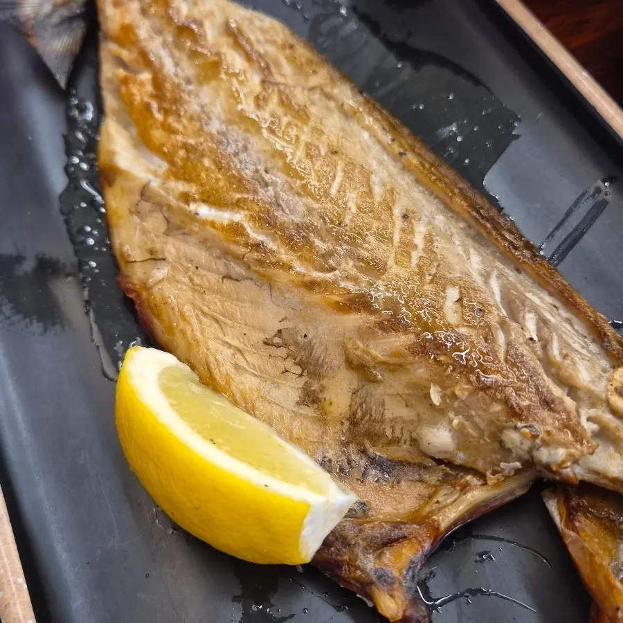 Moist fish flesh served over rice