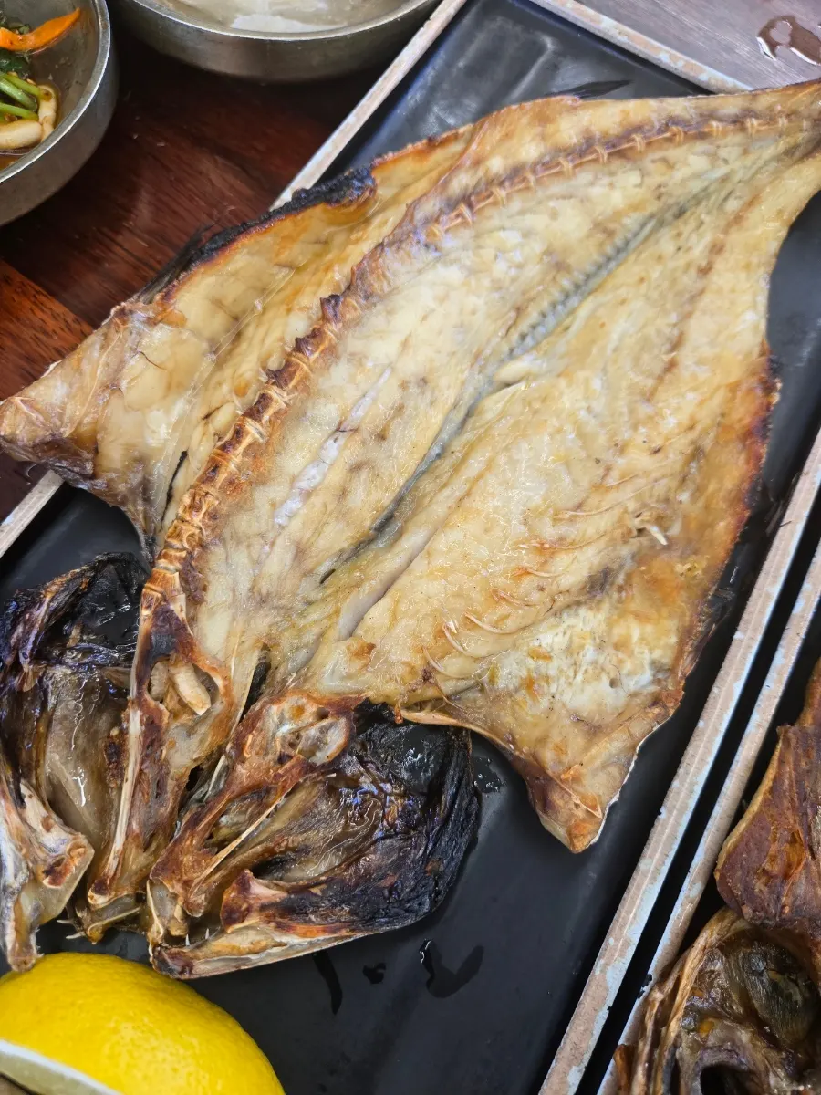 Table setting with special croaker, imyeonsu sole and mackerel pike grilled fish
