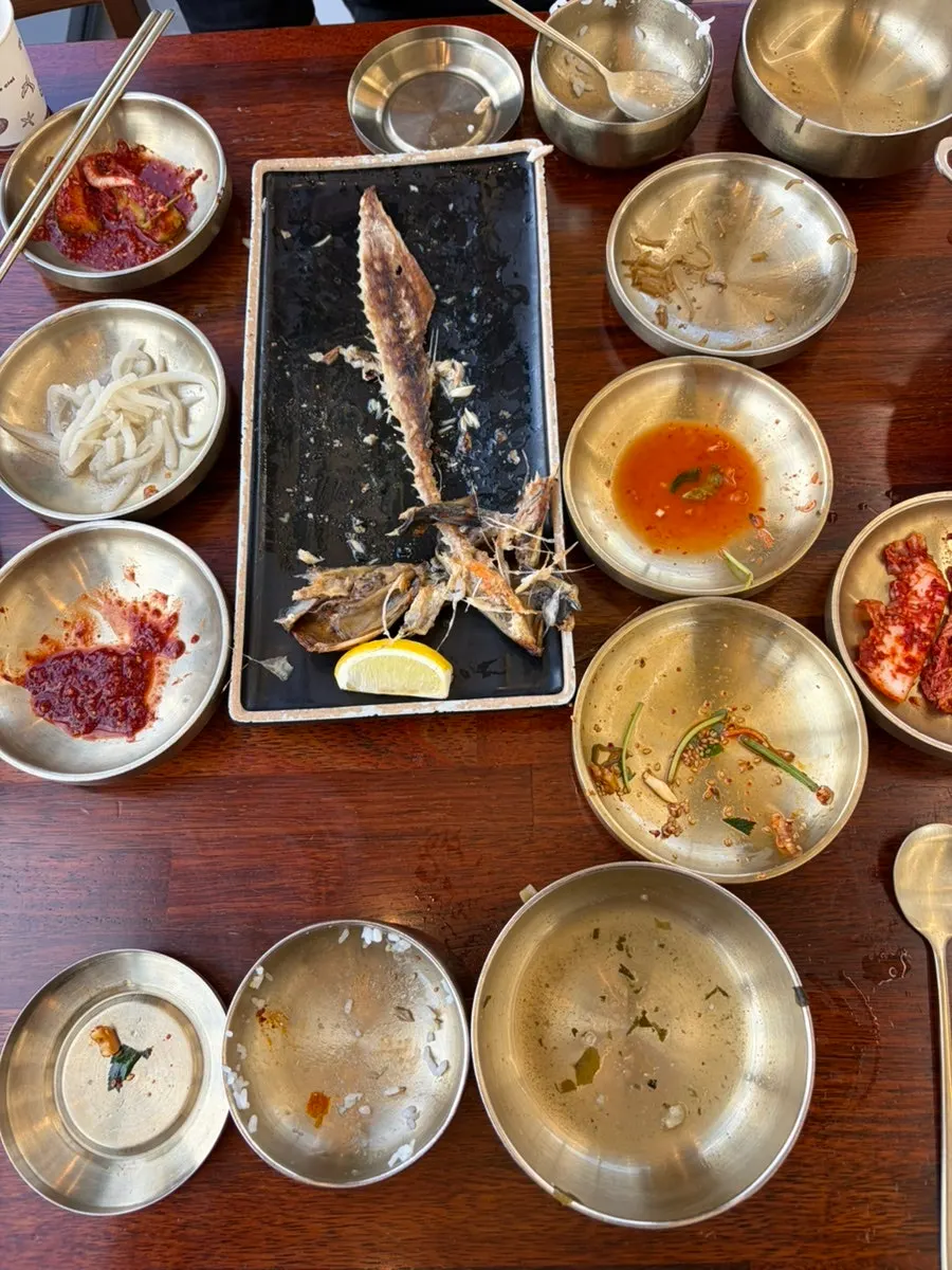 Tissue, wet wipes, and dipping sauce provided on the table