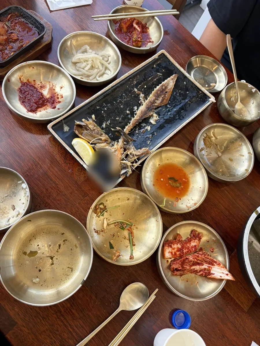 Cleaned-out bowls of rice and side dishes