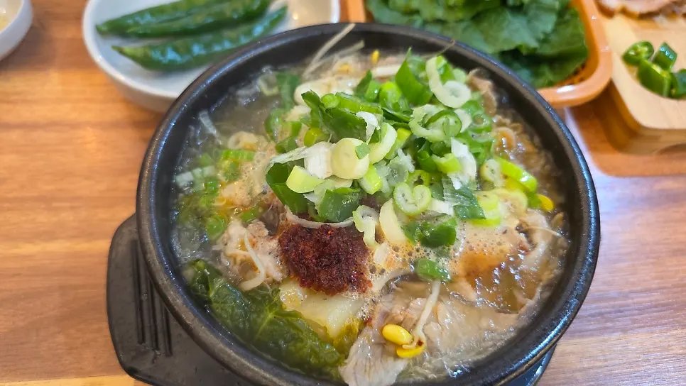 선지가 들어간 해장국 한 그릇