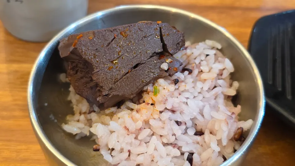 국물과 함께 먹는 큼직한 선지