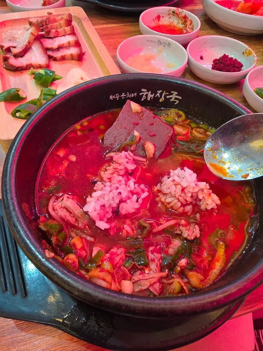 진하고 시원한 사골육수 해장국
