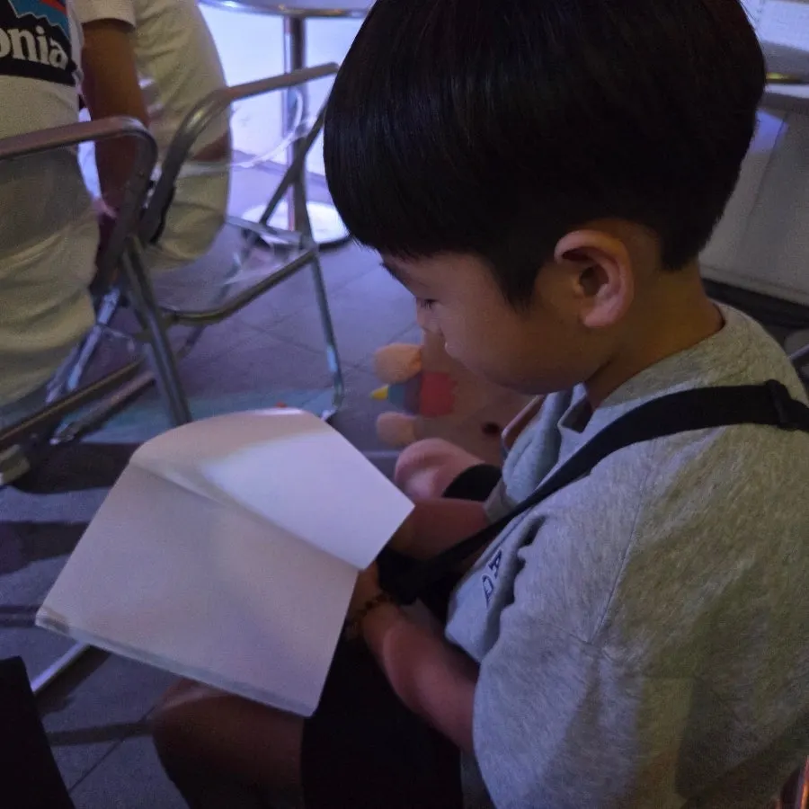 Kids in the audience applauding